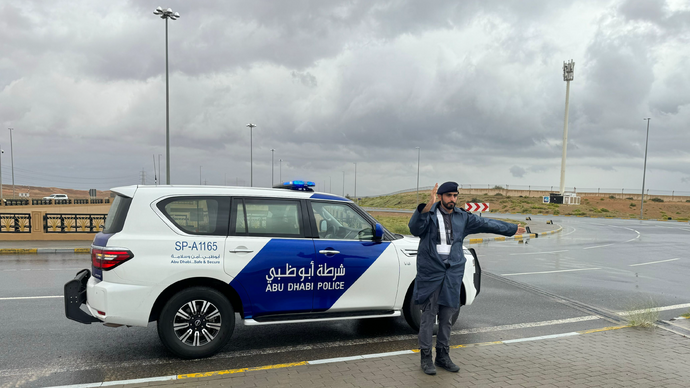 شرطة أبوظبي بالتعاون مع الجهات المحلية تؤكِّد جاهزيتها للتعامل مع الحالة الجوية المتوقَّعة في الإمارة