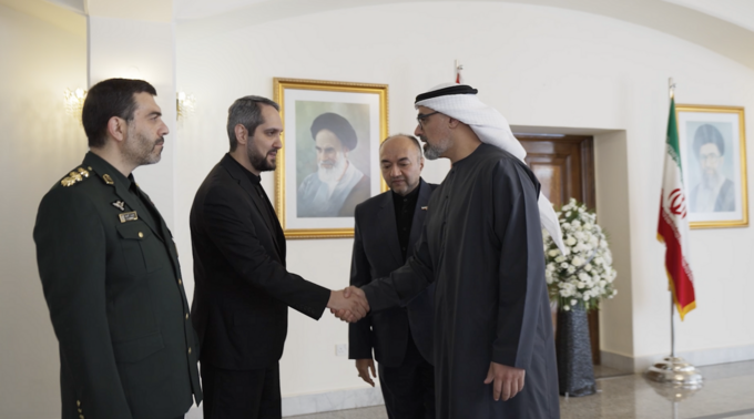 خالد بن محمد بن زايد يقدم واجب العزاء في وفاة الرئيس الإيراني ومرافقيه