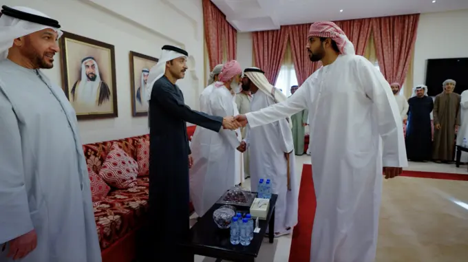 هزاع بن زايد يُقدّم واجب العزاء في وفاة مبارك محيميد المنصوري