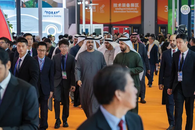 ذياب بن محمد بن زايد يقوم بجولة في أجنحة معرض الصين الدولي للاستيراد 2025 في شنغهاي