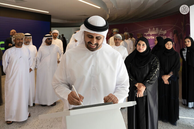 Theyab bin Mohamed bin Zayed visits headquarters of Oman Youth Center