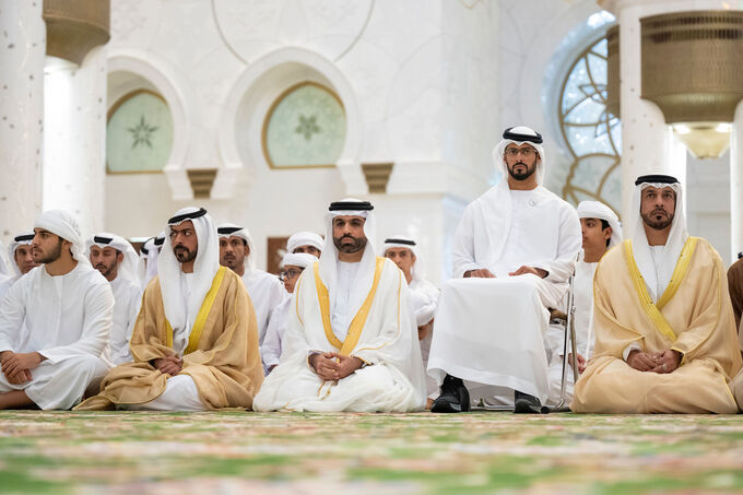 منصور بن زايد وخالد بن محمد بن زايد والشيوخ يؤدون صلاة العيد بجامع الشيخ زايد في أبوظبي