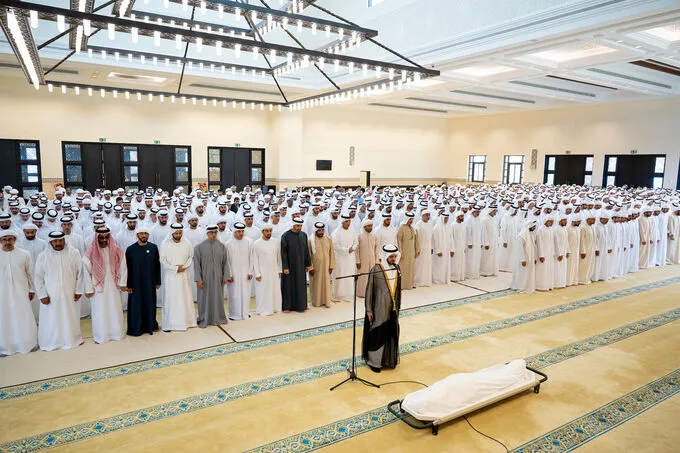 رئيس الدولة وحاكم رأس الخيمة والشيوخ يؤدون صلاة الجنازة على جثمان طحنون بن محمد
