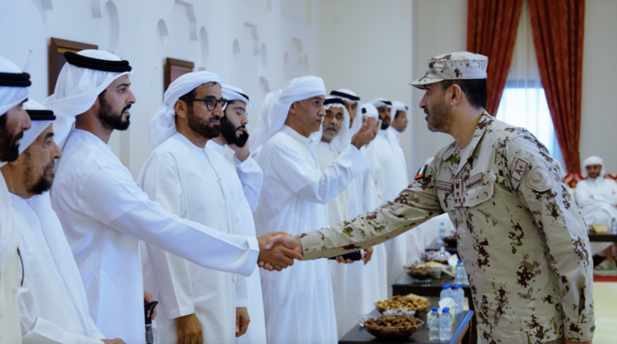 زايد بن حمدان بن زايد يُقدِّم واجب العزاء في وفاة والدة فارس خلف المزروعي