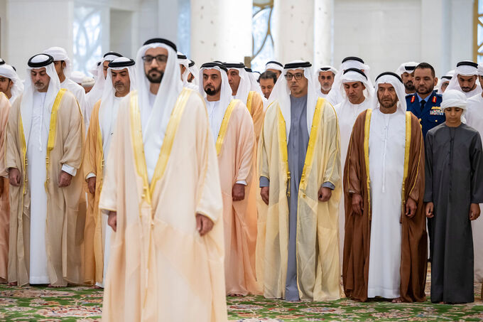 منصور بن زايد وخالد بن محمد بن زايد والشيوخ يؤدون صلاة العيد بجامع الشيخ زايد في أبوظبي