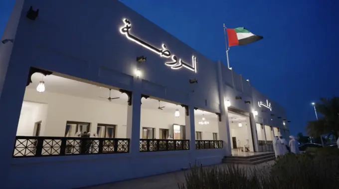 هزاع بن زايد يُقدِّم واجب العزاء في وفاة محمد فهد علي الشامسي