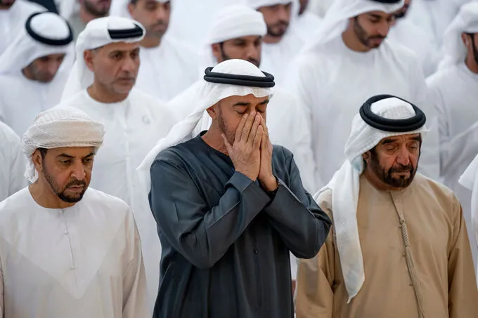 رئيس الدولة وحاكم رأس الخيمة والشيوخ يؤدون صلاة الجنازة على جثمان طحنون بن محمد