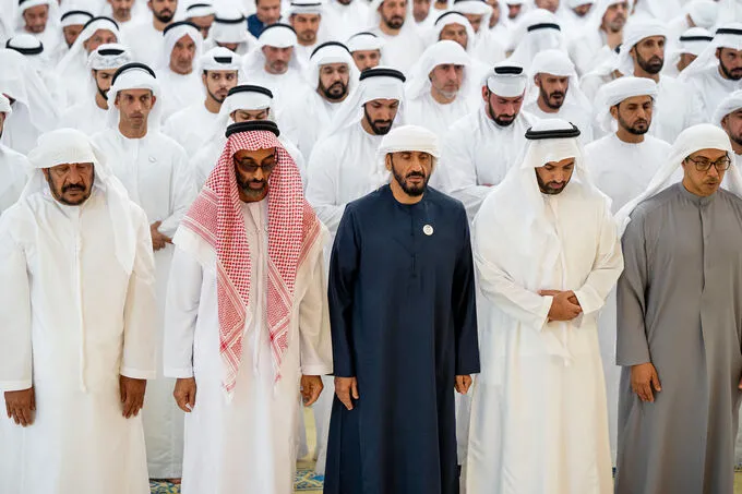 رئيس الدولة وحاكم رأس الخيمة والشيوخ يؤدون صلاة الجنازة على جثمان طحنون بن محمد