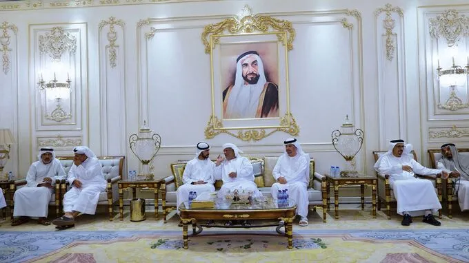 خليفة بن طحنون بن محمد يُقدم واجب العزاء إلى محمد حمد العامري في وفاة والدته