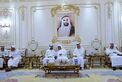 خليفة بن طحنون بن محمد يُقدم واجب العزاء إلى محمد حمد العامري في وفاة والدته