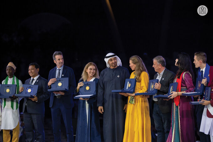 رئيس الدولة يكرم 11 فائزاً بجائزة زايد للاستدامة في COP28