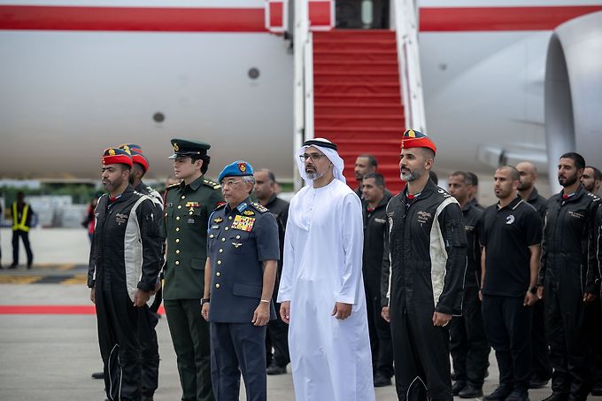 برفقة ملك ماليزيا، خالد بن محمد بن زايد يزور معرض "الملاحة والفضاء"