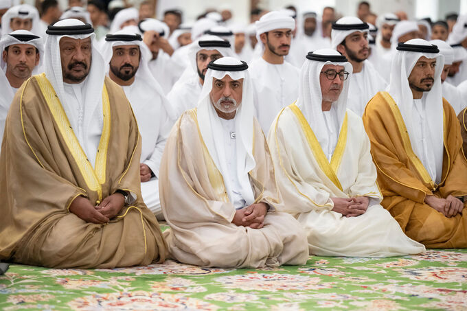 منصور بن زايد وخالد بن محمد بن زايد والشيوخ يؤدون صلاة العيد بجامع الشيخ زايد في أبوظبي