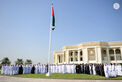 خالد بن محمد بن زايد يرفع علم الدولة أمام مبنى ديوان ولي العهد احتفاءً بيوم العلم