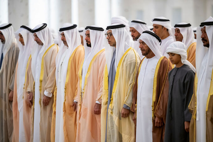 منصور بن زايد وخالد بن محمد بن زايد والشيوخ يؤدون صلاة العيد بجامع الشيخ زايد في أبوظبي