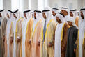 منصور بن زايد وخالد بن محمد بن زايد والشيوخ يؤدون صلاة العيد بجامع الشيخ زايد في أبوظبي