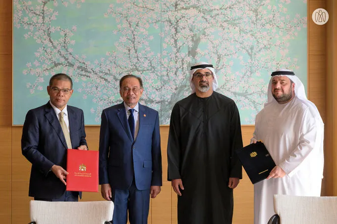 In the presence of Khaled bin Mohamed bin Zayed, Prime Minister of Malaysia and Tahnoon bin Zayed, UAE and Malaysia sign a Memorandum of Understanding to collaborate in artificial intelligence as part of Malaysia Madani Artificial Intelligence (MMAI) initiative