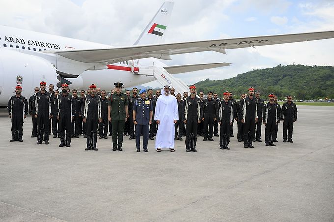 برفقة ملك ماليزيا، خالد بن محمد بن زايد يزور معرض "الملاحة والفضاء"