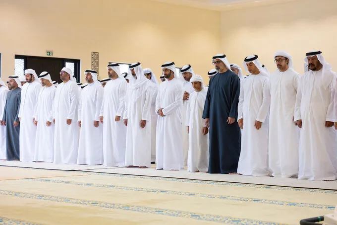 رئيس الدولة وحاكم رأس الخيمة والشيوخ يؤدون صلاة الجنازة على جثمان طحنون بن محمد