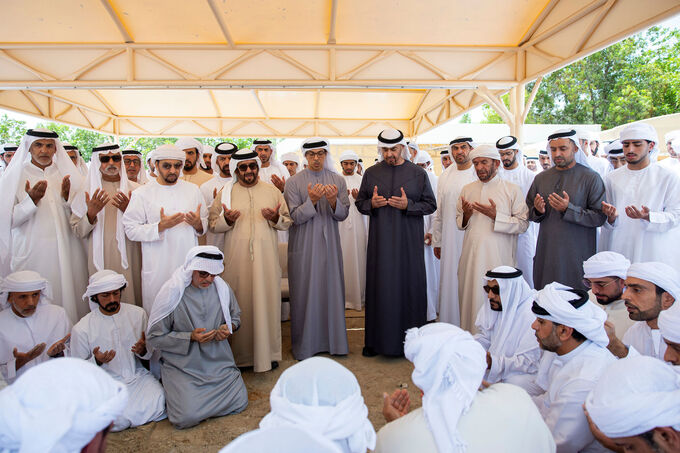 رئيس الدولة وحاكم رأس الخيمة والشيوخ يؤدون صلاة الجنازة على جثمان طحنون بن محمد