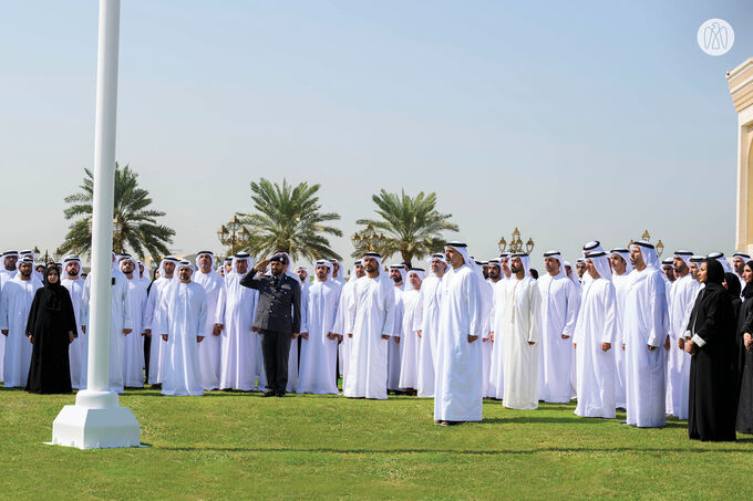 خالد بن محمد بن زايد يرفع علم الدولة أمام مبنى ديوان ولي العهد احتفاءً بيوم العلم