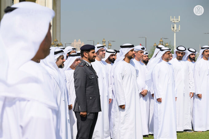 خالد بن محمد بن زايد يرفع علم الدولة أمام مبنى ديوان ولي العهد احتفاءً بيوم العلم