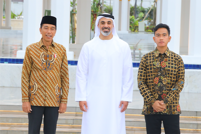 Khaled bin Mohamed bin Zayed visits Sheikh Zayed Grand Mosque in Surakarta (Solo), Indonesia, accompanied by His Excellency Joko Widodo, President of the Republic of Indonesia