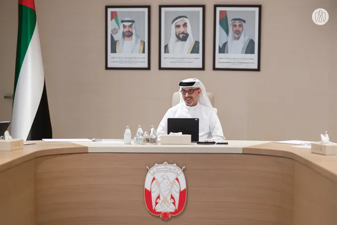 v|Hazza bin Zayed receives delegation from Abu Dhabi Sports Council and Abu Dhabi Falconers’ Club