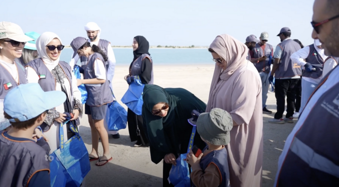 بحضور شما بنت سلطان بن خليفة.. مؤسسة «ذا كلايمت ترايب» تنفِّذ حملة تنظيف لشاطئ السلمية