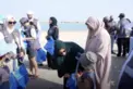 بحضور شما بنت سلطان بن خليفة.. مؤسسة «ذا كلايمت ترايب» تنفِّذ حملة تنظيف لشاطئ السلمية