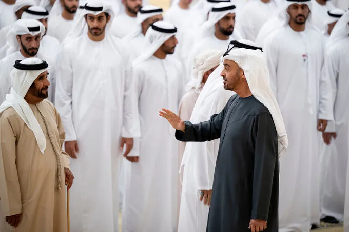 رئيس الدولة وحاكم رأس الخيمة والشيوخ يؤدون صلاة الجنازة على جثمان طحنون بن محمد