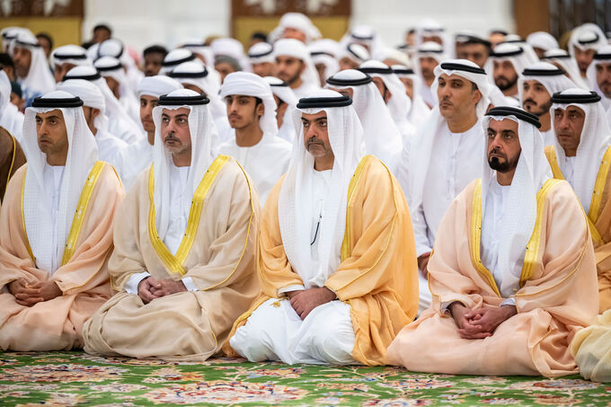 منصور بن زايد وخالد بن محمد بن زايد والشيوخ يؤدون صلاة العيد بجامع الشيخ زايد في أبوظبي