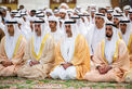 منصور بن زايد وخالد بن محمد بن زايد والشيوخ يؤدون صلاة العيد بجامع الشيخ زايد في أبوظبي