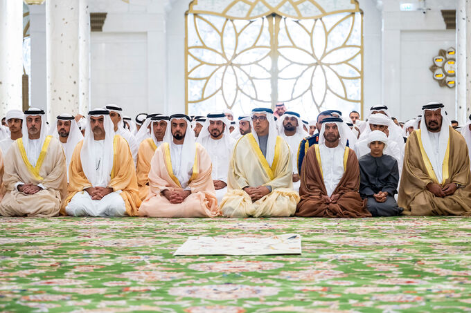 منصور بن زايد وخالد بن محمد بن زايد والشيوخ يؤدون صلاة العيد بجامع الشيخ زايد في أبوظبي