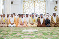منصور بن زايد وخالد بن محمد بن زايد والشيوخ يؤدون صلاة العيد بجامع الشيخ زايد في أبوظبي