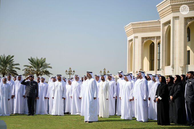 خالد بن محمد بن زايد يرفع علم الدولة أمام مبنى ديوان ولي العهد احتفاءً بيوم العلم