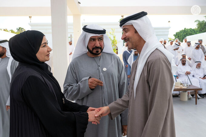 هزاع بن زايد يستقبل الشيوخ والمسؤولين والمواطنين المهنئين في قصر المقام بمنطقة العين