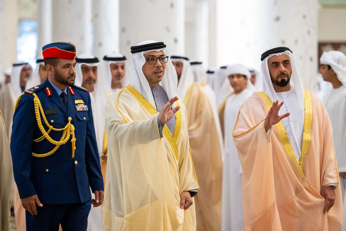 منصور بن زايد وخالد بن محمد بن زايد والشيوخ يؤدون صلاة العيد بجامع الشيخ زايد في أبوظبي