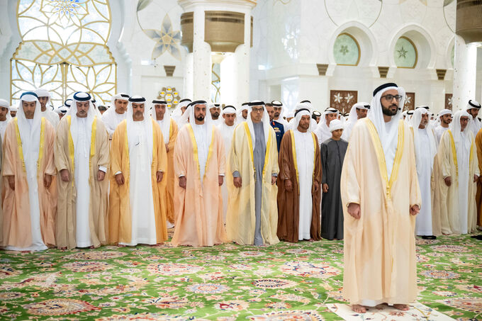 منصور بن زايد وخالد بن محمد بن زايد والشيوخ يؤدون صلاة العيد بجامع الشيخ زايد في أبوظبي