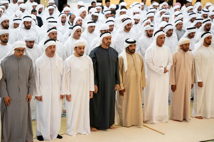 رئيس الدولة وحاكم رأس الخيمة والشيوخ يؤدون صلاة الجنازة على جثمان طحنون بن محمد