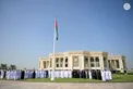 خالد بن محمد بن زايد يرفع علم الدولة أمام مبنى ديوان ولي العهد احتفاءً بيوم العلم
