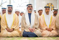 منصور بن زايد وخالد بن محمد بن زايد والشيوخ يؤدون صلاة العيد بجامع الشيخ زايد في أبوظبي