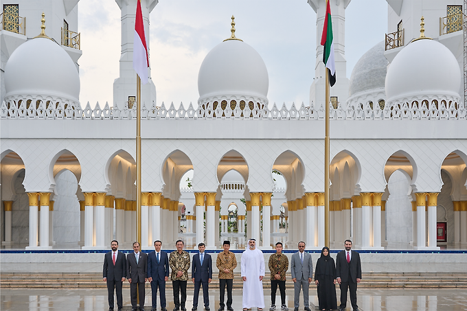 Khaled bin Mohamed bin Zayed visits Sheikh Zayed Grand Mosque in Surakarta (Solo), Indonesia, accompanied by His Excellency Joko Widodo, President of the Republic of Indonesia