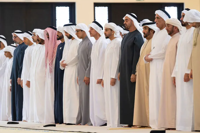 رئيس الدولة وحاكم رأس الخيمة والشيوخ يؤدون صلاة الجنازة على جثمان طحنون بن محمد