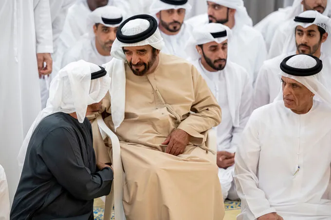 رئيس الدولة وحاكم رأس الخيمة والشيوخ يؤدون صلاة الجنازة على جثمان طحنون بن محمد