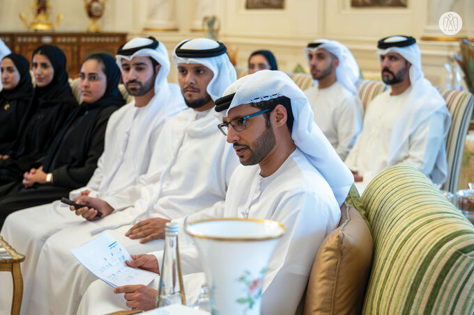 هزاع بن زايد يستقبل وفداً من المؤسسة الاتحادية للشباب ومجلس العين للشباب