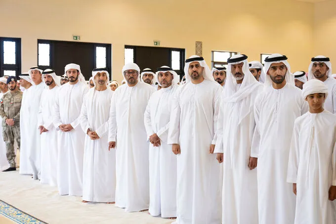 رئيس الدولة وحاكم رأس الخيمة والشيوخ يؤدون صلاة الجنازة على جثمان طحنون بن محمد