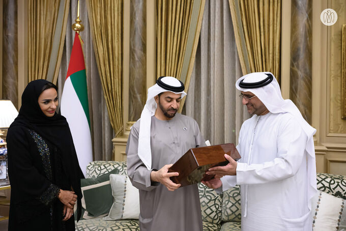Hamdan bin Zayed receives delegation from National Library and Archives