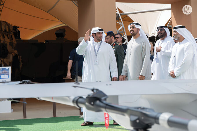 ذياب بن محمد بن زايد يزور معرض «آيدكس» 2025