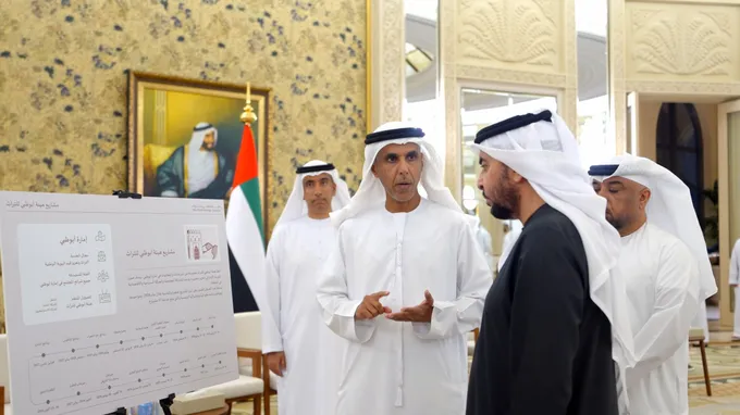Hamdan bin Zayed receives delegation from Abu Dhabi Heritage Authority and reviews projects, programmes, and plans